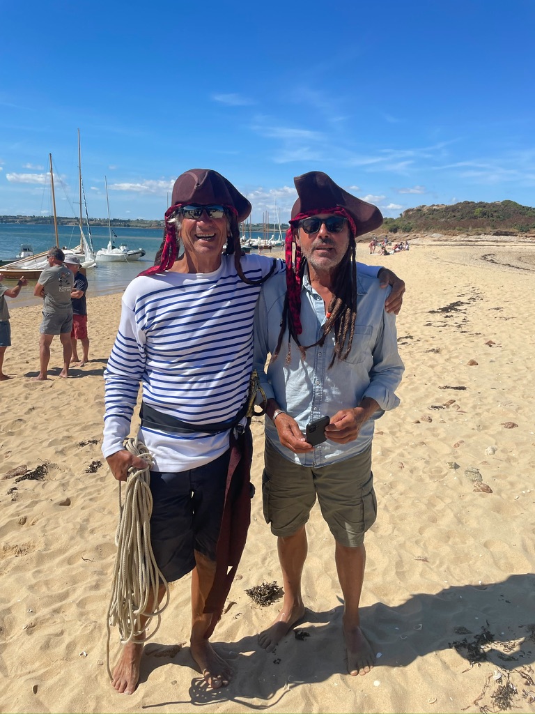 Les participants en costumes de pirates