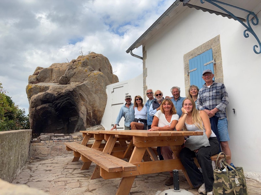 Les Poternais réunis sur la terrasse rénovée de l’île Louët